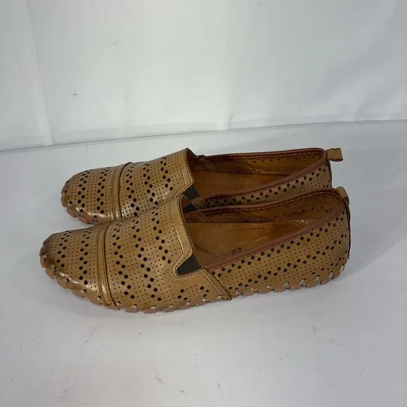 🍴 Spring Step tan perforated leather slip on flats loafers