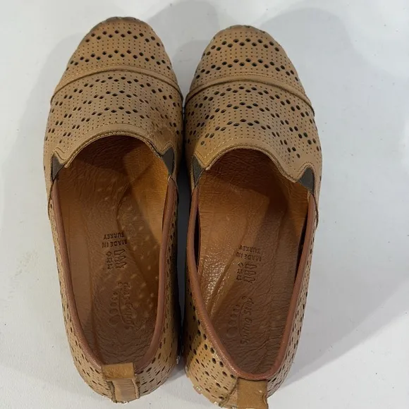 🍴 Spring Step tan perforated leather slip on flats loafers