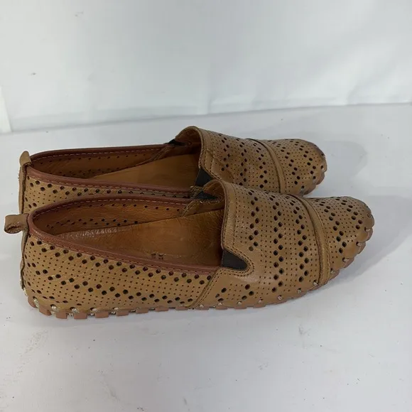 🍴 Spring Step tan perforated leather slip on flats loafers