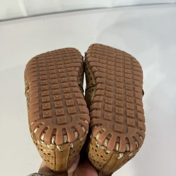 🍴 Spring Step tan perforated leather slip on flats loafers