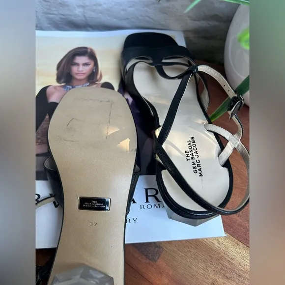 - THE MARC JACOBSWomen's The Gem Sandal T-Strap Sandals black leather siz…37