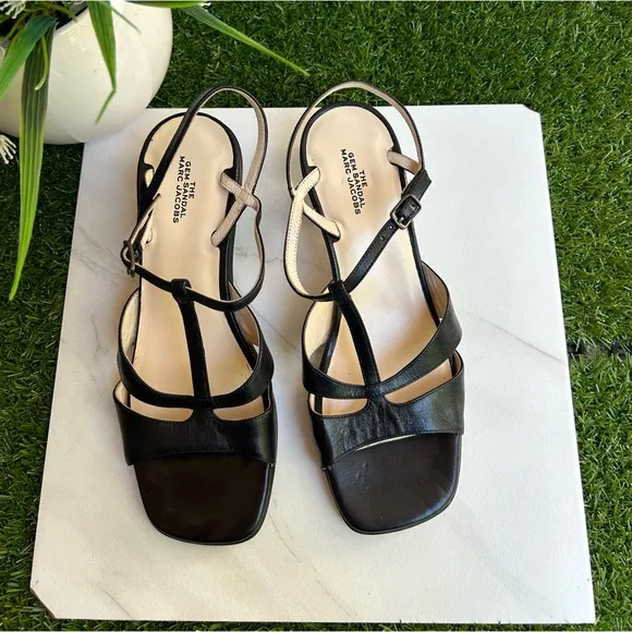- THE MARC JACOBSWomen's The Gem Sandal T-Strap Sandals black leather siz…37
