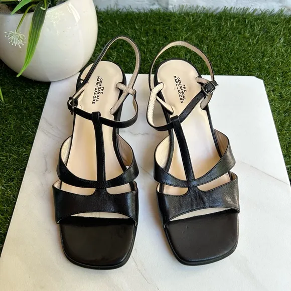 - THE MARC JACOBSWomen's The Gem Sandal T-Strap Sandals black leather siz…37