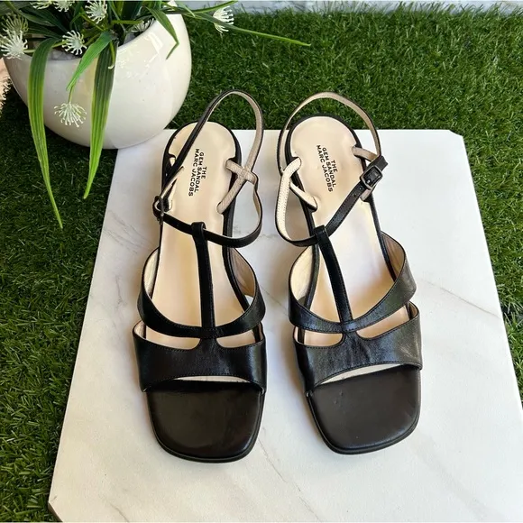 - THE MARC JACOBSWomen's The Gem Sandal T-Strap Sandals black leather siz…37