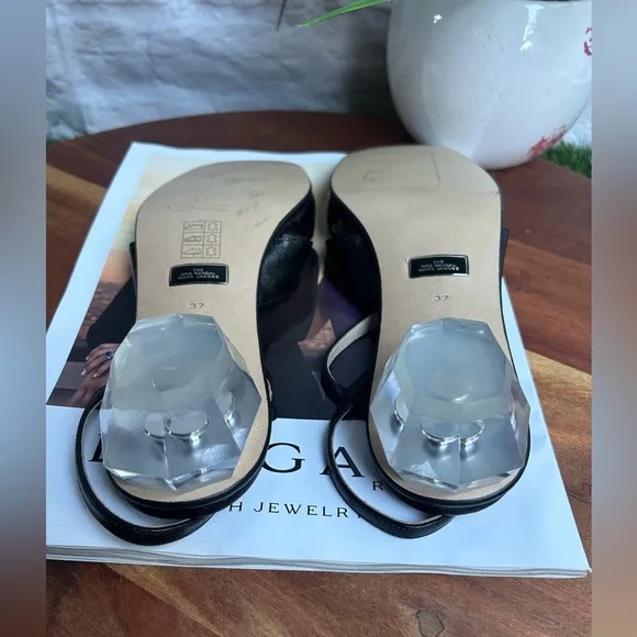 - THE MARC JACOBSWomen's The Gem Sandal T-Strap Sandals black leather siz…37