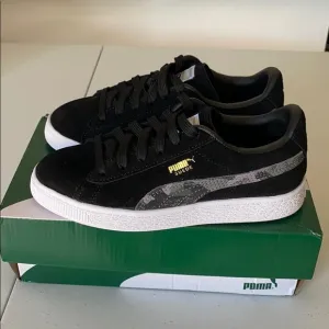 18:04 PUMA Suede Classic Ambush Sneakers