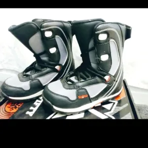5150 Brigade Snow Boarding Boots Size 4