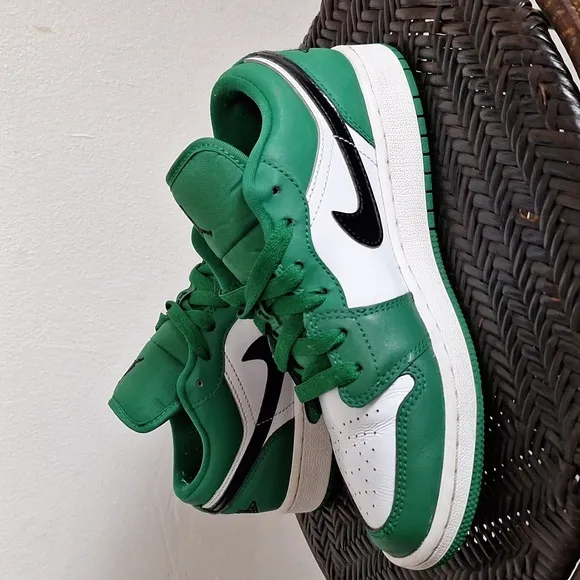Air Jordan 1 Low Pine Green 553560-301 Kids Size 4 Y