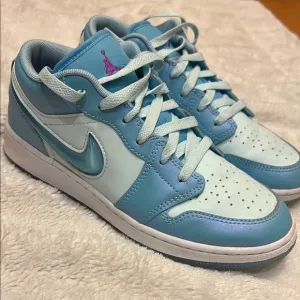 Air Jordan 1 Low SE GS 'Aquarius Blue'