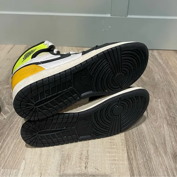 Air Jordan 1 Nike retro high OG Volt white mid‎ sneakers youth size 4.5