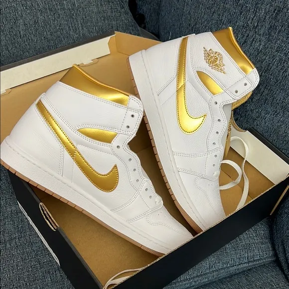 Air Jordan 1 Retro High OG Metallic Gold Sneakers