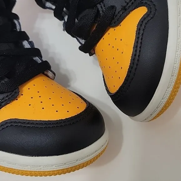 Air Jordan 1 Retro High OG Yellow Toe Sneakers
