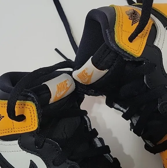 Air Jordan 1 Retro High OG Yellow Toe Sneakers