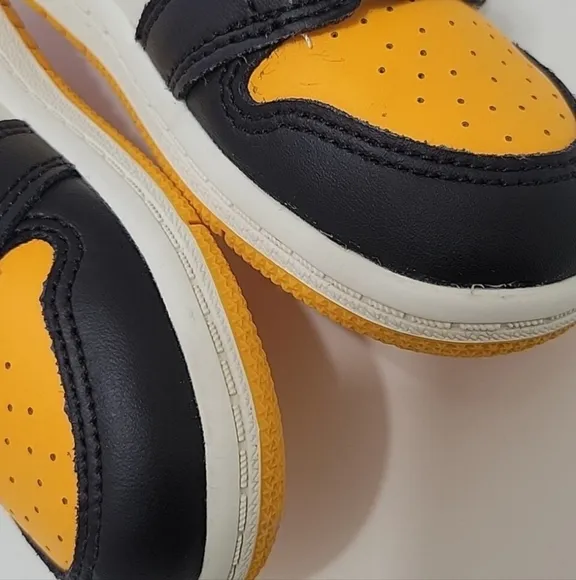 Air Jordan 1 Retro High OG Yellow Toe Sneakers