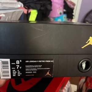 Air Jordan 11 Retro Prem HC - Black/Metallic Gold/White