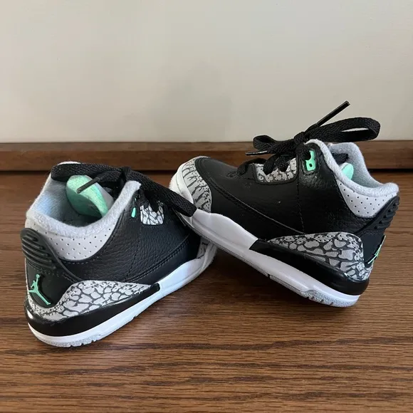 Air Jordan 3 Retro Green Glow Kids Sneakers in Excellent condition