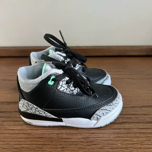 Air Jordan 3 Retro Green Glow Kids Sneakers in Excellent condition