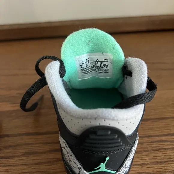 Air Jordan 3 Retro Green Glow Kids Sneakers in Excellent condition