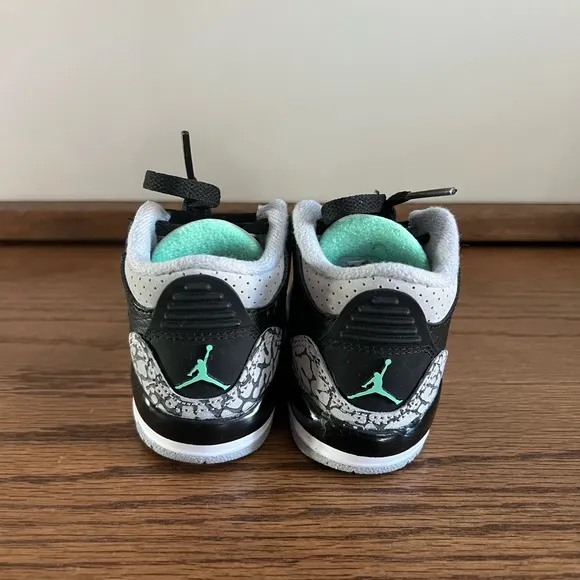 Air Jordan 3 Retro Green Glow Kids Sneakers in Excellent condition