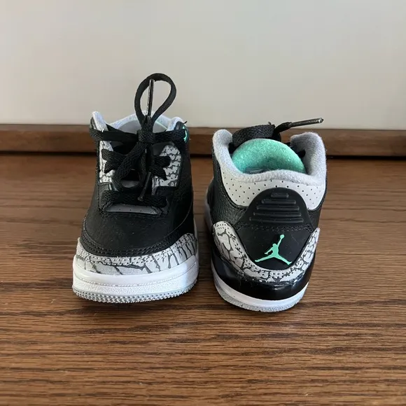 Air Jordan 3 Retro Green Glow Kids Sneakers in Excellent condition