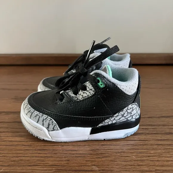 Air Jordan 3 Retro Green Glow Kids Sneakers in Excellent condition