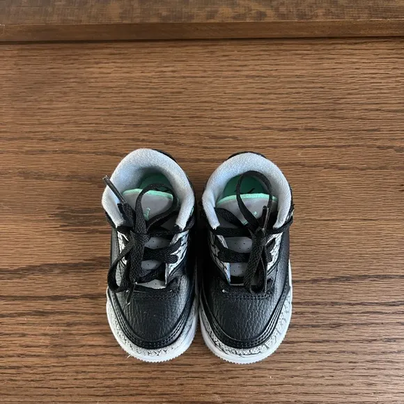 Air Jordan 3 Retro Green Glow Kids Sneakers in Excellent condition