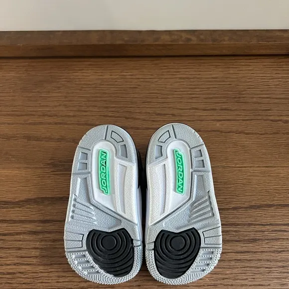 Air Jordan 3 Retro Green Glow Kids Sneakers in Excellent condition