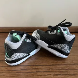 Air Jordan 3 Retro Green Glow Kids Sneakers in Excellent condition