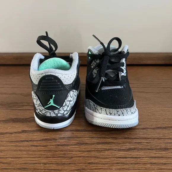 Air Jordan 3 Retro Green Glow Kids Sneakers in Excellent condition