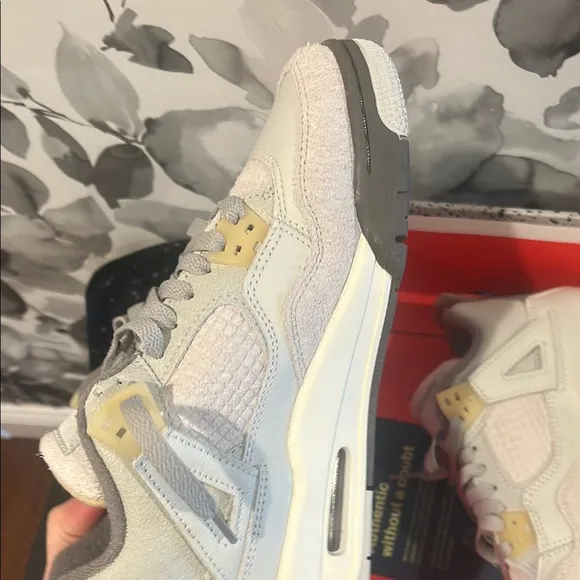 Air Jordan 4 retro sr photon dust/pale vanilla size 5 youth brand new in box