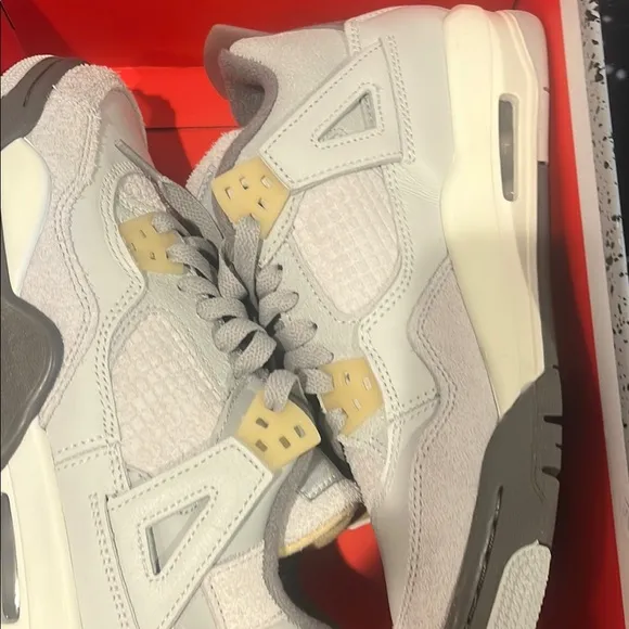Air Jordan 4 retro sr photon dust/pale vanilla size 5 youth brand new in box