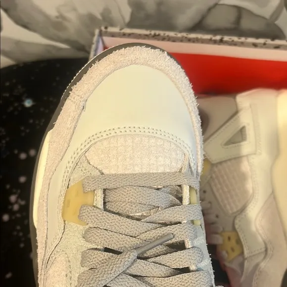 Air Jordan 4 retro sr photon dust/pale vanilla size 5 youth brand new in box