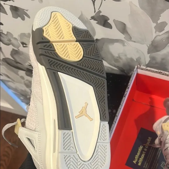 Air Jordan 4 retro sr photon dust/pale vanilla size 5 youth brand new in box
