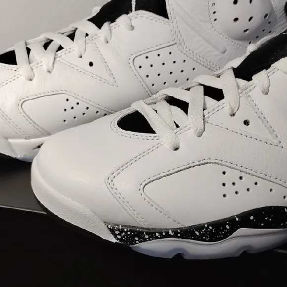 Air Jordan 6 RETRO White and Black Sneakers brand New