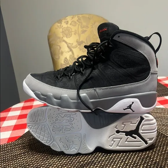 Air Jordan 9 retro Black and Gray Sneakers