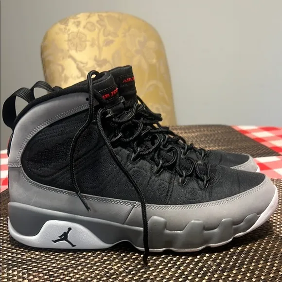 Air Jordan 9 retro Black and Gray Sneakers