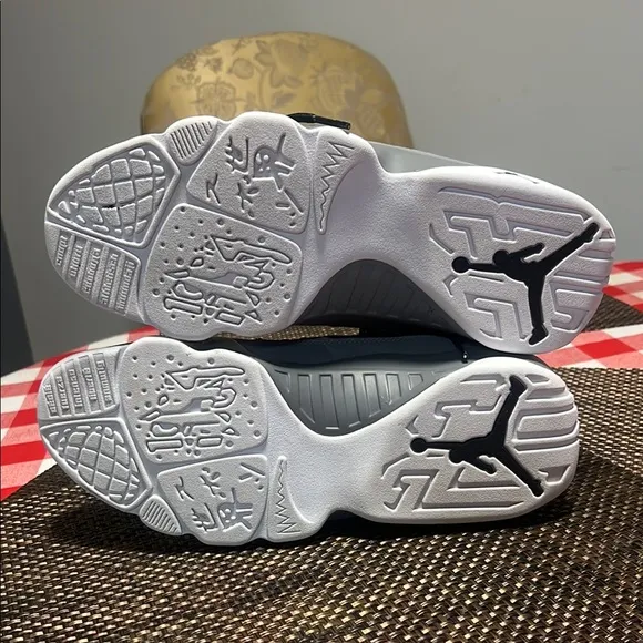Air Jordan 9 retro Black and Gray Sneakers