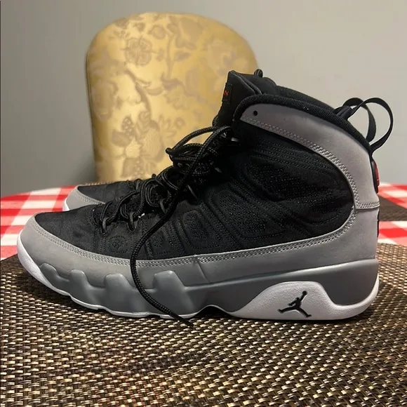 Air Jordan 9 retro Black and Gray Sneakers