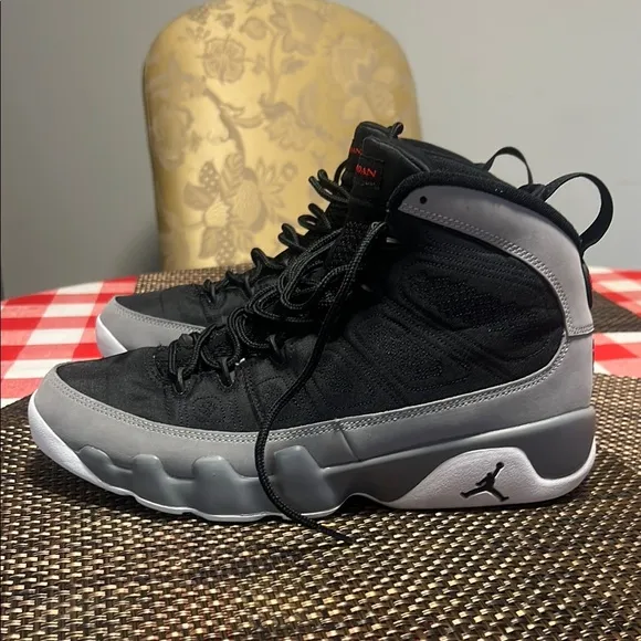 Air Jordan 9 retro Black and Gray Sneakers