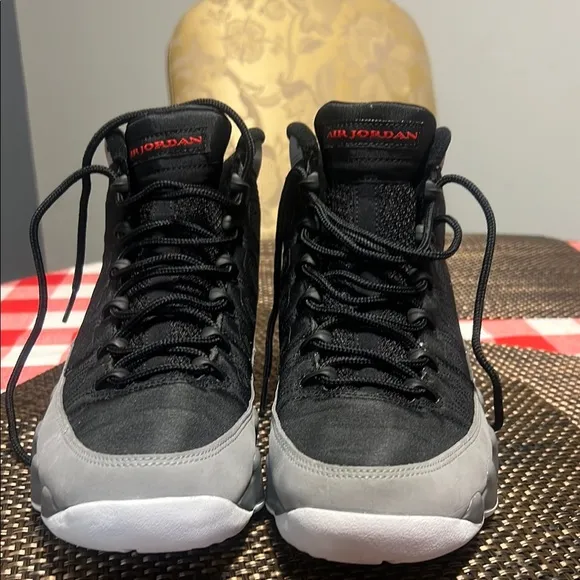 Air Jordan 9 retro Black and Gray Sneakers