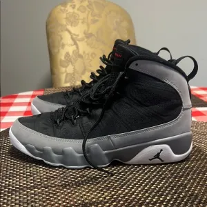 Air Jordan 9 retro Black and Gray Sneakers