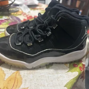 Air Jordan Retro 11 Black Sneakers