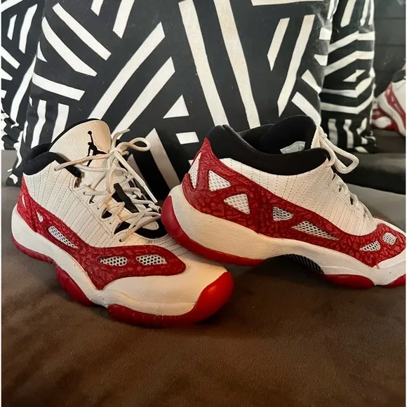 Air Jordan Retro 11 Low IE Red Varsity Kids sneakers