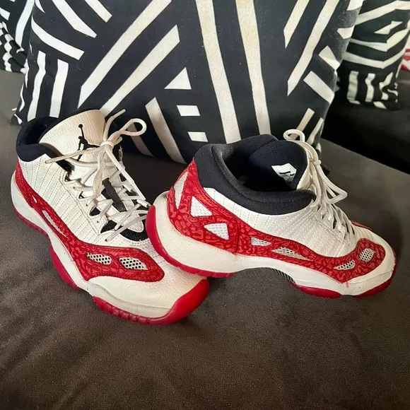 Air Jordan Retro 11 Low IE Red Varsity Kids sneakers