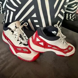 Air Jordan Retro 11 Low IE Red Varsity Kids sneakers