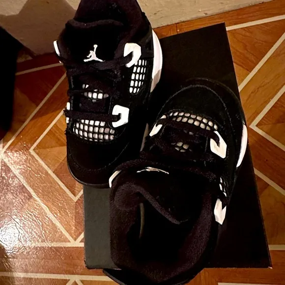 Air Jordan Retro 4s Toddler (Black &amp; White)