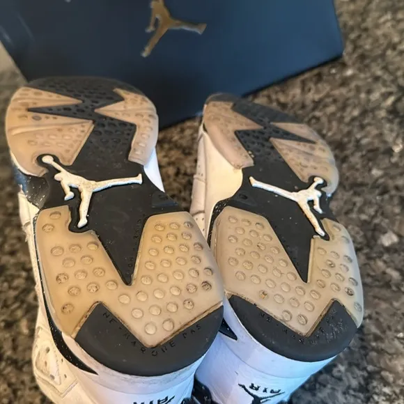 Air Jordan retro 6 reverse Oreo White and Black Sneakers GUC 7Y