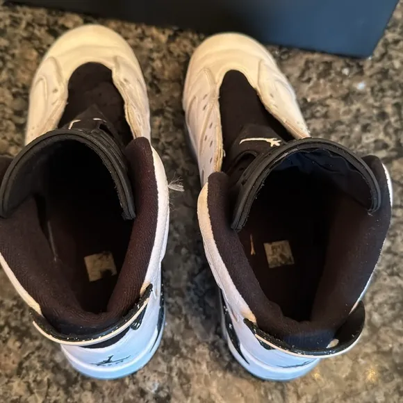 Air Jordan retro 6 reverse Oreo White and Black Sneakers GUC 7Y