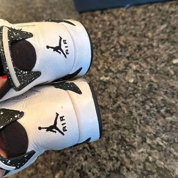 Air Jordan retro 6 reverse Oreo White and Black Sneakers GUC 7Y