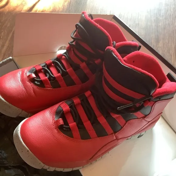 Air jordan Retro Red/BLACK USA size 7Y sneakers